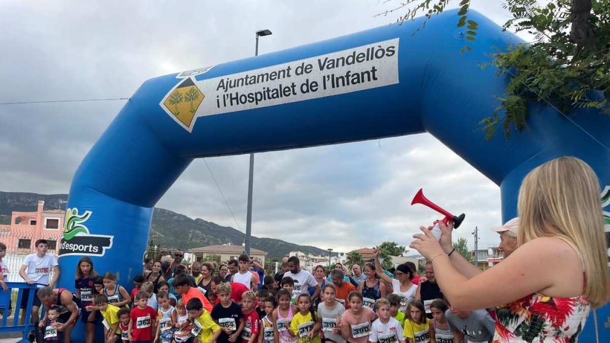 Més de 350 persones participen en la 15a Cursa popular de l'Hospitalet de l'Infant
