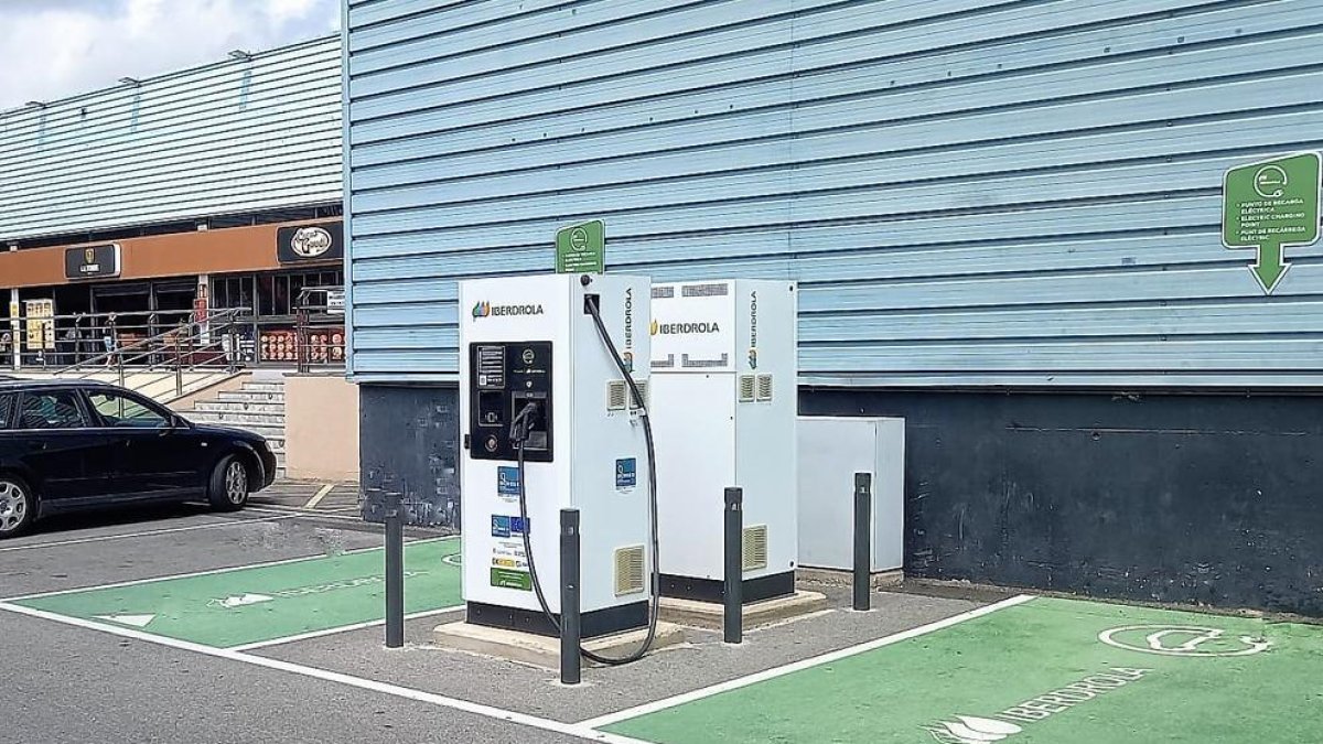 Les Gavarres ja comptan amb tres punts de recarrega per a vehicles elèctrics