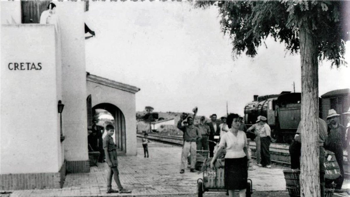 Un libro recuerda el 50º aniversario del fin del tren que unía Val de Zafán con Tortosa