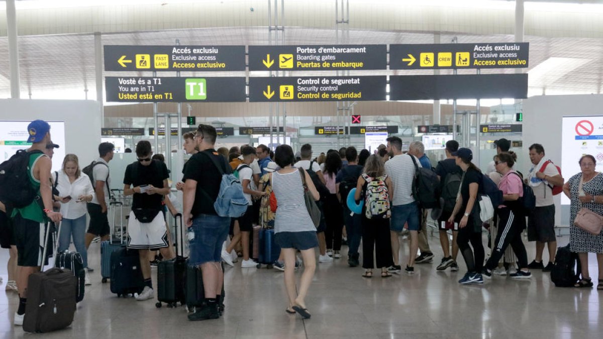 Els vigilants de seguretat de l'aeroport del Prat aniran a la vaga indefinida a partir del 10 d'agost