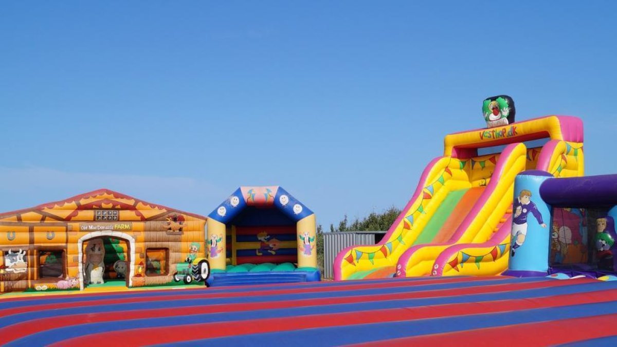 Mor un home i la seva filla de tres anys resulta ferida greu després d'un accident al parc Wonderland