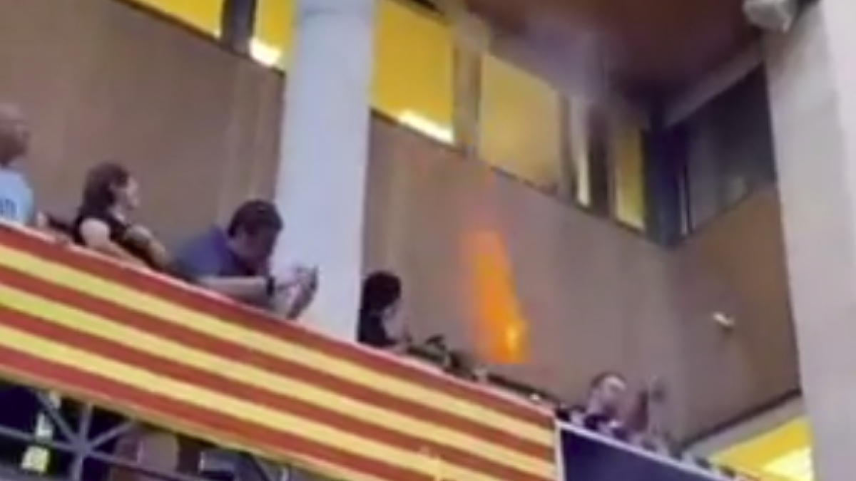 Desastre al Pregó de les festes de Tremp: Llancen un coet i els cau a sobre