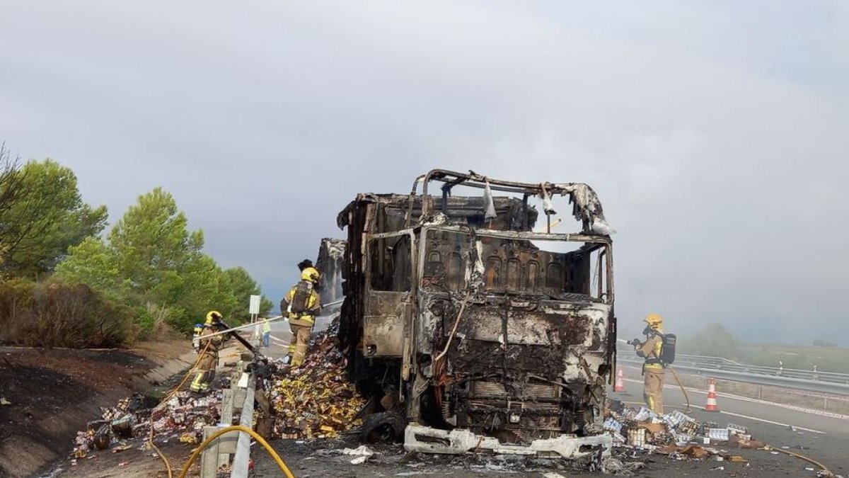Calcinat completament un camió a lAP-2 a Rodonyà