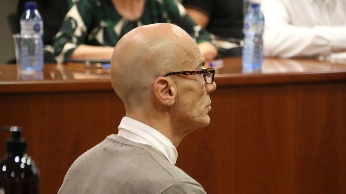 El acusado de asesinar a su compañero de piso en Lleida dice que se lo encontró «muerto en un rincón»