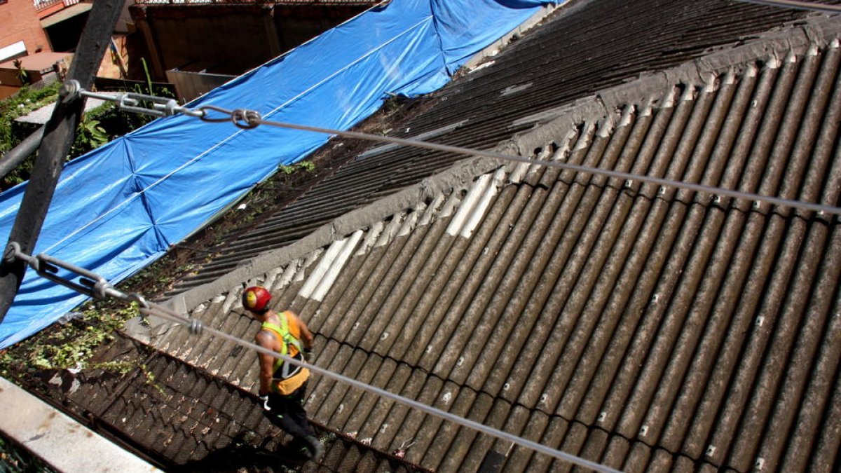 L'Eurocambra aprova limitar l'exposició dels treballadors a l'amiant a un nivell deu cops inferior a l'actual