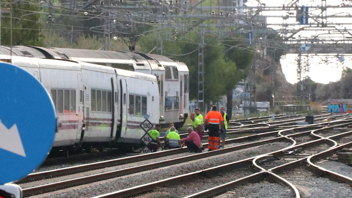 El descarrilament d'un tren sense passatgers a Vilanova provoca retards a l'R2 Sud de Rodalies