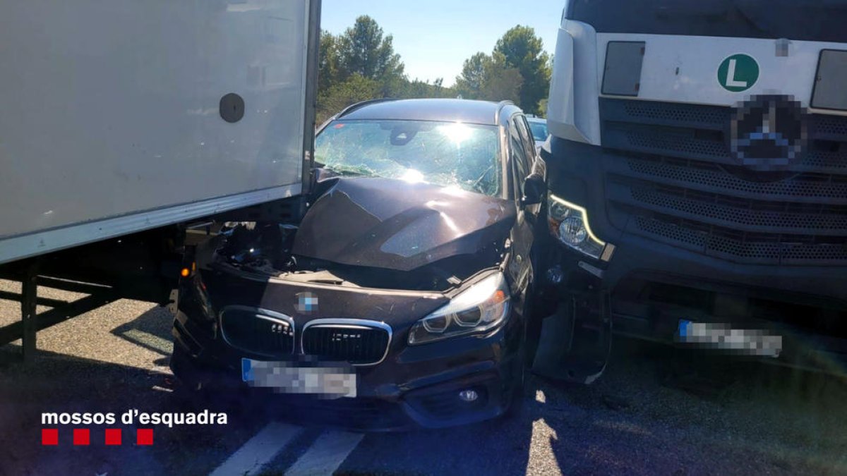 Roba un cotxe d'alta gamma a la Pineda, fuig a 200 km/h i s'encasta contra dos camions a l'AP-7 al Baix Penedès