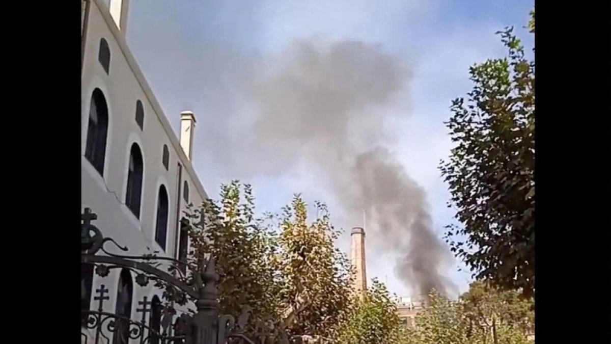 Arde, sin heridos, una barraca en un solar de Tarragona