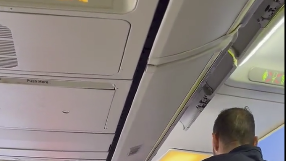 Expulsen d'un vol a Eivissa un passatger borratxo que no es podia mantenir dret