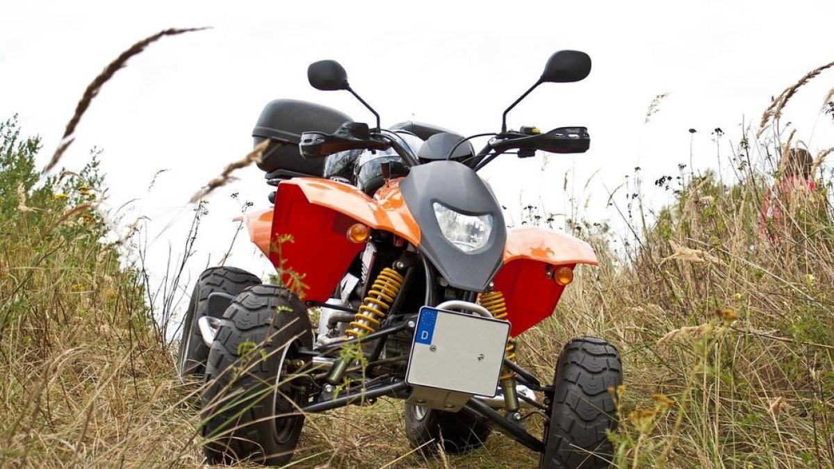 Astúries: Detenen una dona que anava en quad sense carnet, ni ITV, ni casc, ni segur i portant un ruc mort