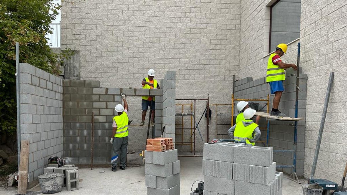 Comencen les obres de reconstrucció de la nau de la brigada de Montblanc afectada per un incendi l'any 2021