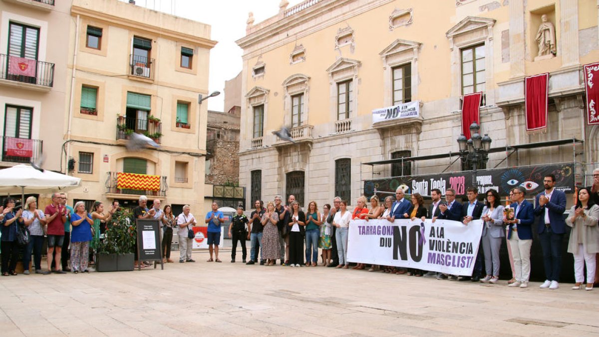 Tarragona y Reus condenan el asesinato machista con un minuto de silencio