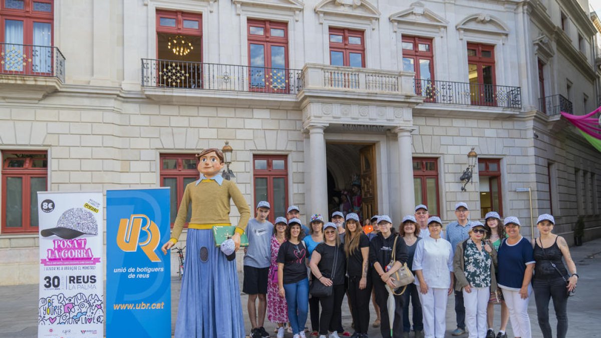 La Unió de Botiguers de Reus i l'Associació Supera't es posen la gorra solidària
