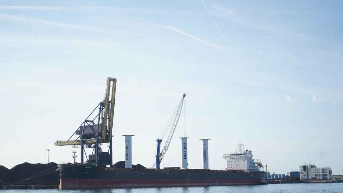 El Port de Tarragona rep el vaixell TR Lady, amb un nou sistema de navegació sostenible