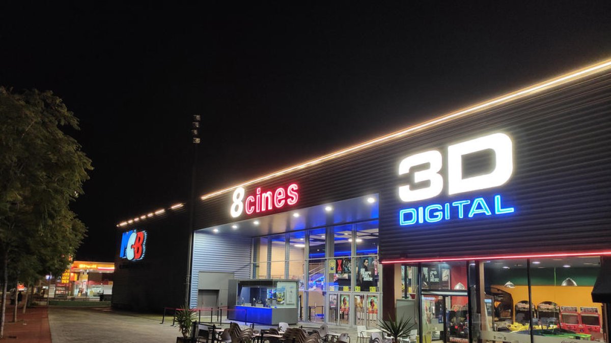 Calafell suspèn la concessió de noves llicències a la zona dels multicinemes per frenar-ne la desaparició