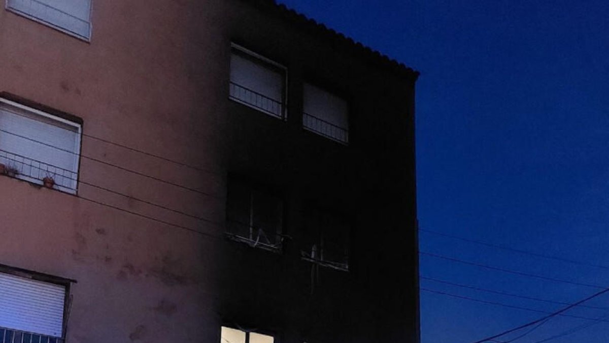 Queman completamente dos vehículos durante la madrugada en Llorenç del Penedès