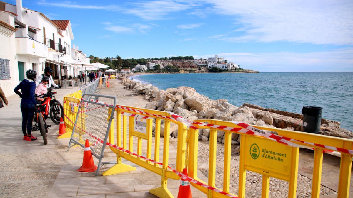 Altafulla actua d'urgència al passeig marítim per evitar afectacions majors davant del pròxim temporal