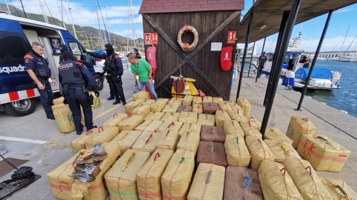 Intercepten una embarcació carregada amb 2.170 kg d'haixix a Sitges