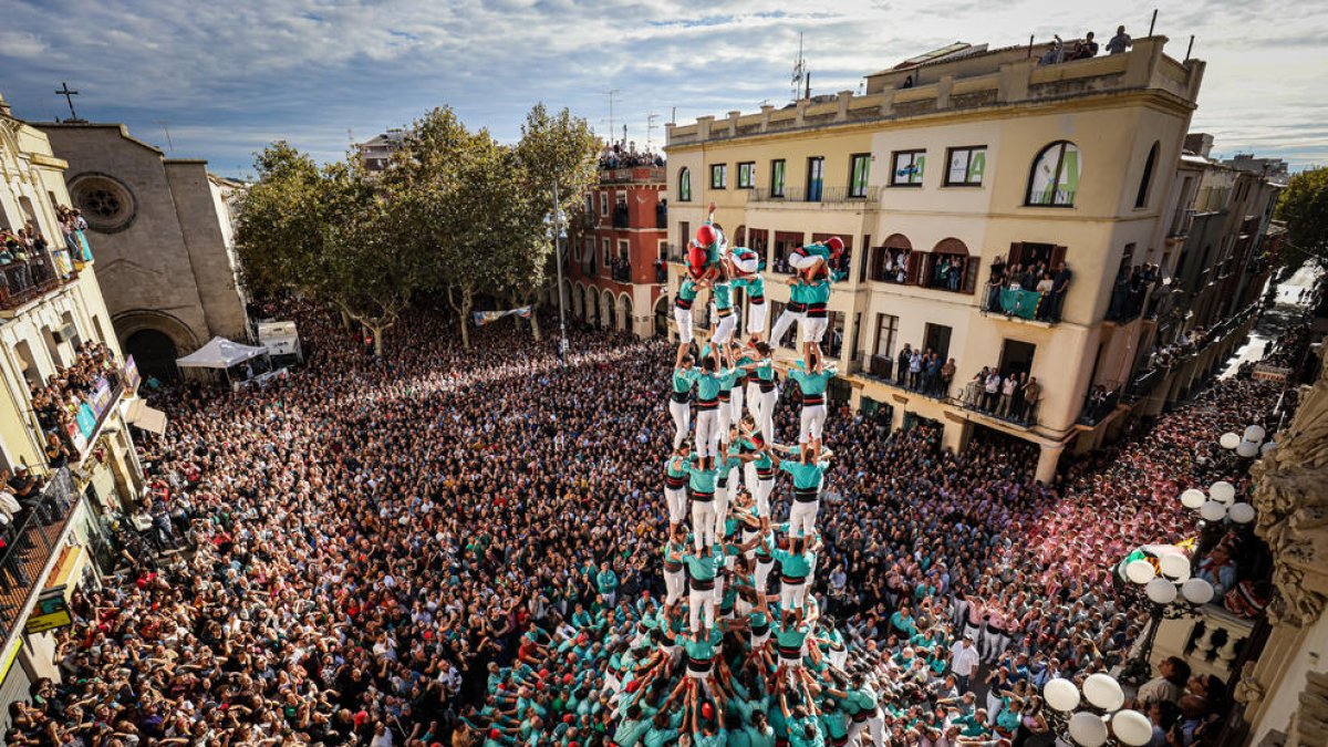 Els Castellers de Vilafranca fan història i carreguen l'inèdit 9 de 9 amb folre a la diada de Tots Sants