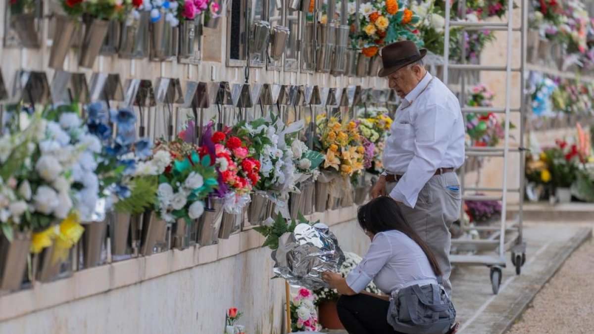 Bien abrigados, los reusenses no faltan a su anual cita con los difuntos
