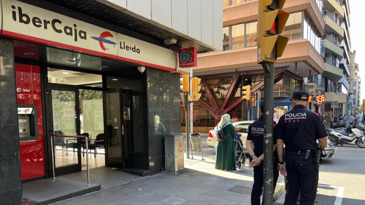 Lleida: Els Mossos busquen un home que hauria atracat amb un ganivet una oficina bancària