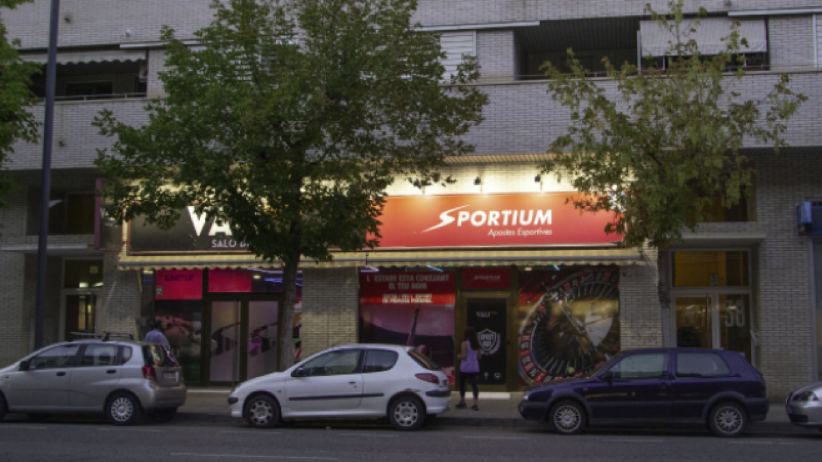 Atraquen en un local d'apostes de Lleida després d'agredir i lligar una treballadora