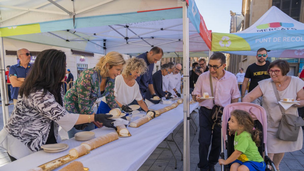 Los ciudadanos se llenan el estómago con el pastel del Brazo de Santa Tecla