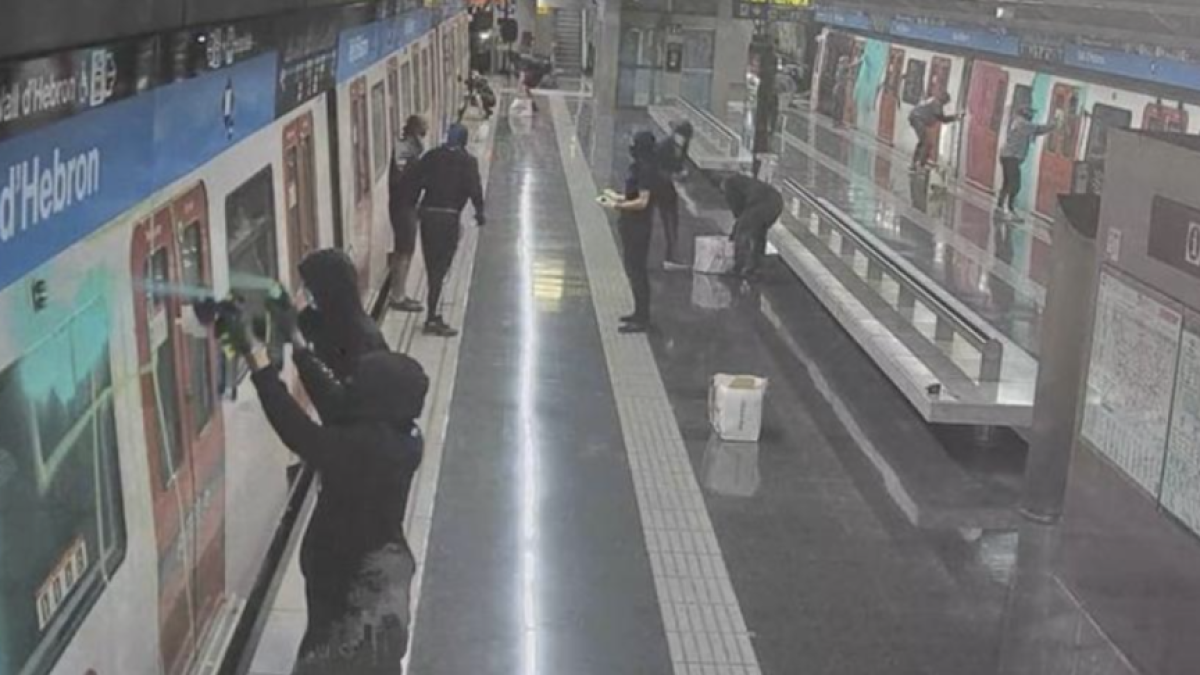 Más de 60 grafiteros entran en el metro de Vall d'Hebron, agreden a un vigilante y pintan cuatro trenes