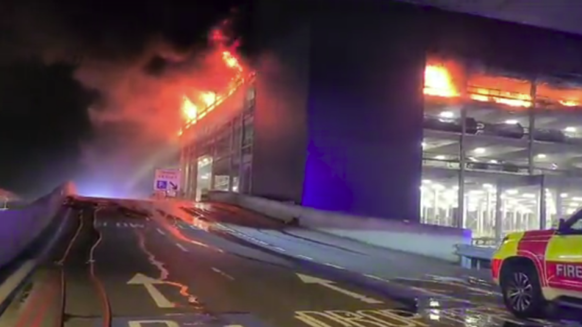 Un gran incendio obliga a suspender todos los vuelos en el aeropuerto londinense de Luton