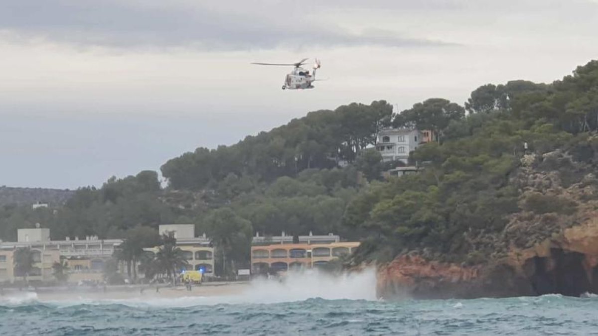 Rescatan a tres bañistas en la playa de la Mora de Tarragona