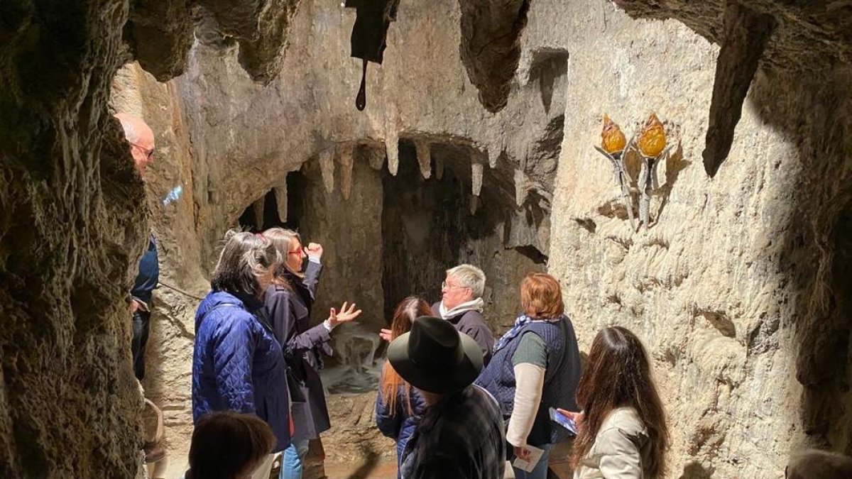 Una cuarentena de personas participan en las visitas guiadas al Balneario de Vallfogona de Riucorb