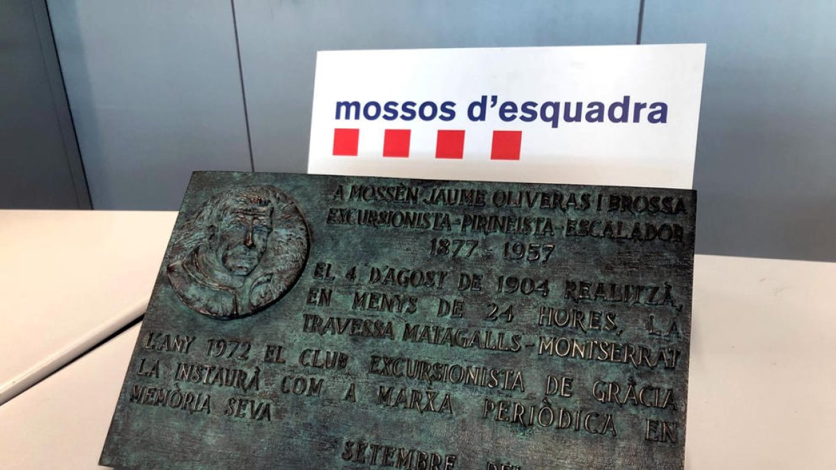 Els Mossos recuperen la placa de bronze commemorativa robada al cim del Matagalls