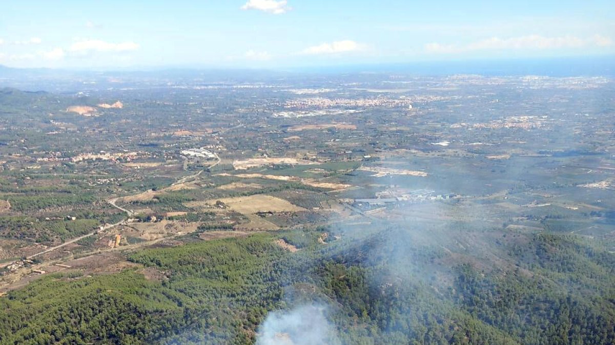 Controlado el incendio agrícola y forestal de Riudecanyes