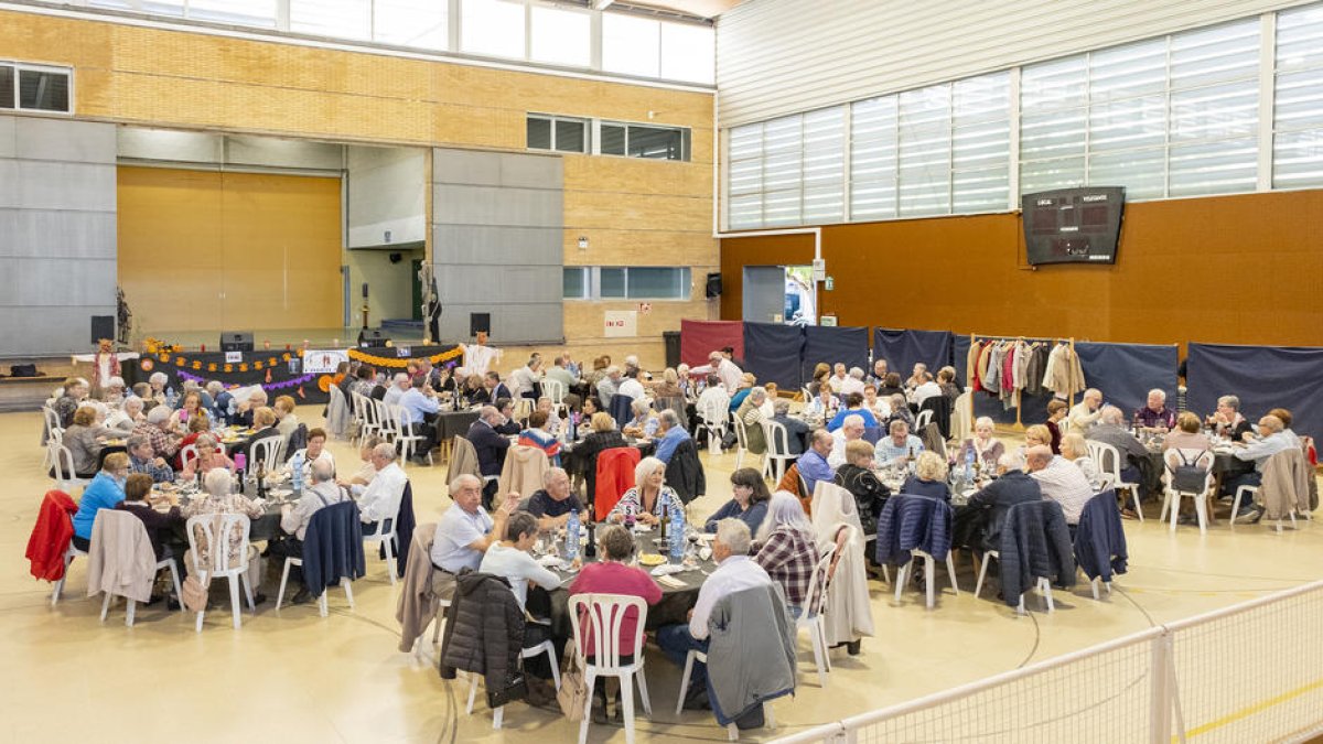 Más de cien personas se reúnen en el Pabellón de Constantí para celebrar la Castañada