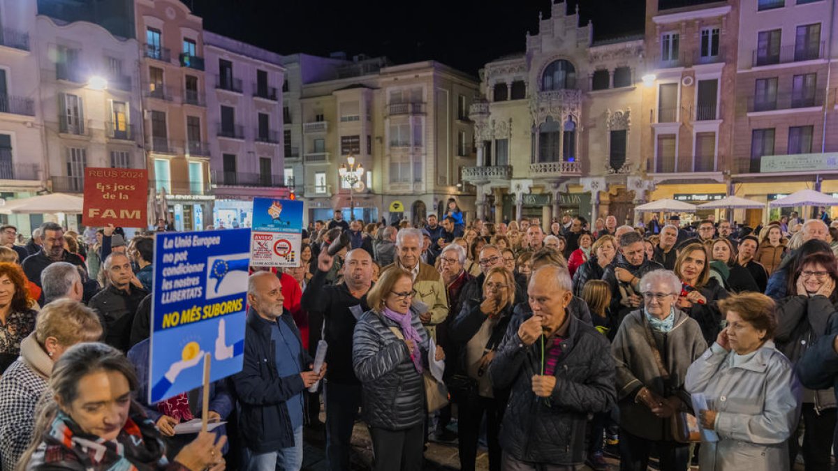 Vora 200 persones continuen les protestes contra els impostos