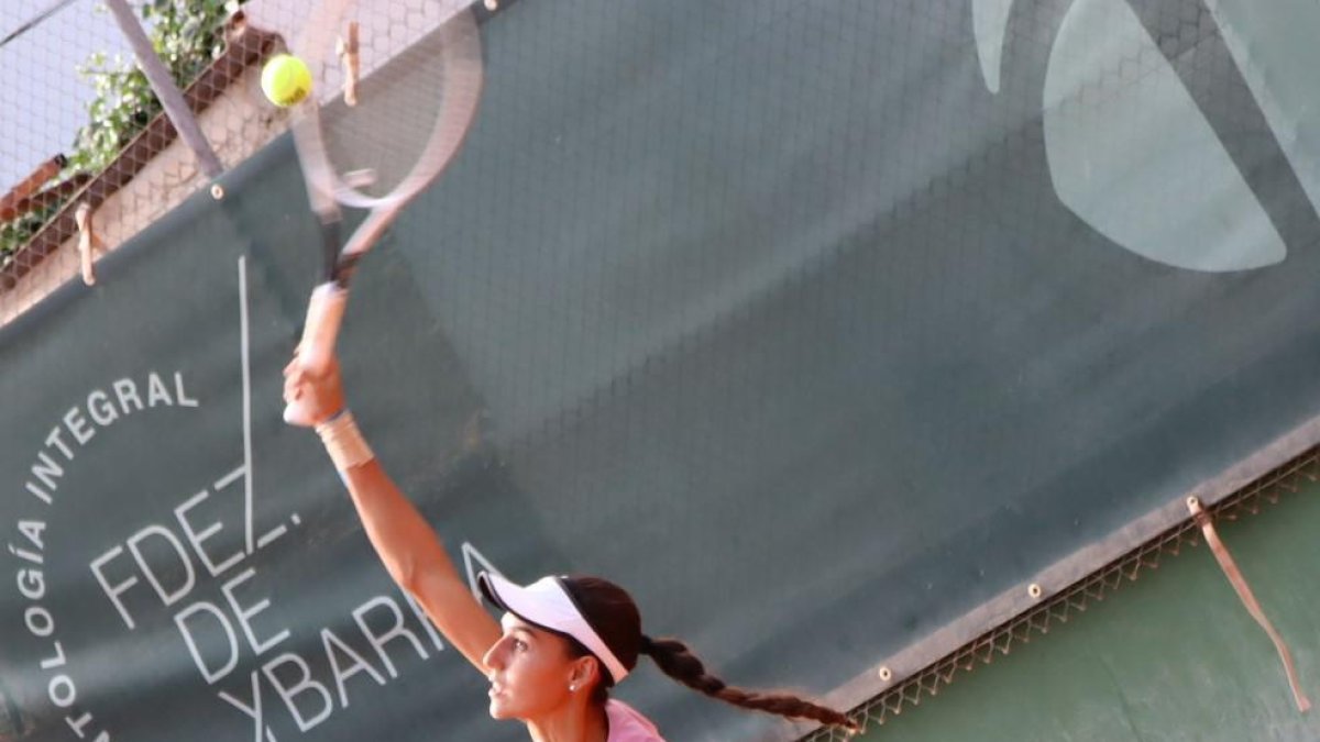 Carla Muro, del Club Tenis Reus Monterols, subcampeona individual y campeona de dobles en el ITF J30 Silla-Saladar