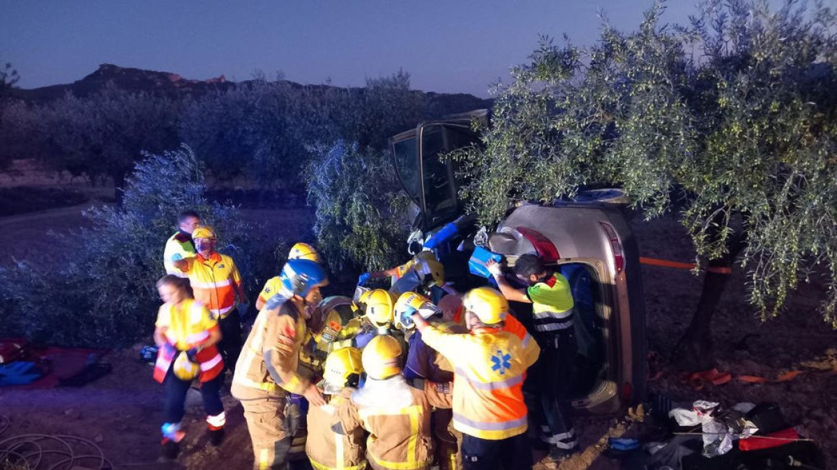 Los Bomberos rescatan a dos heridos en un accidente en Gandesa