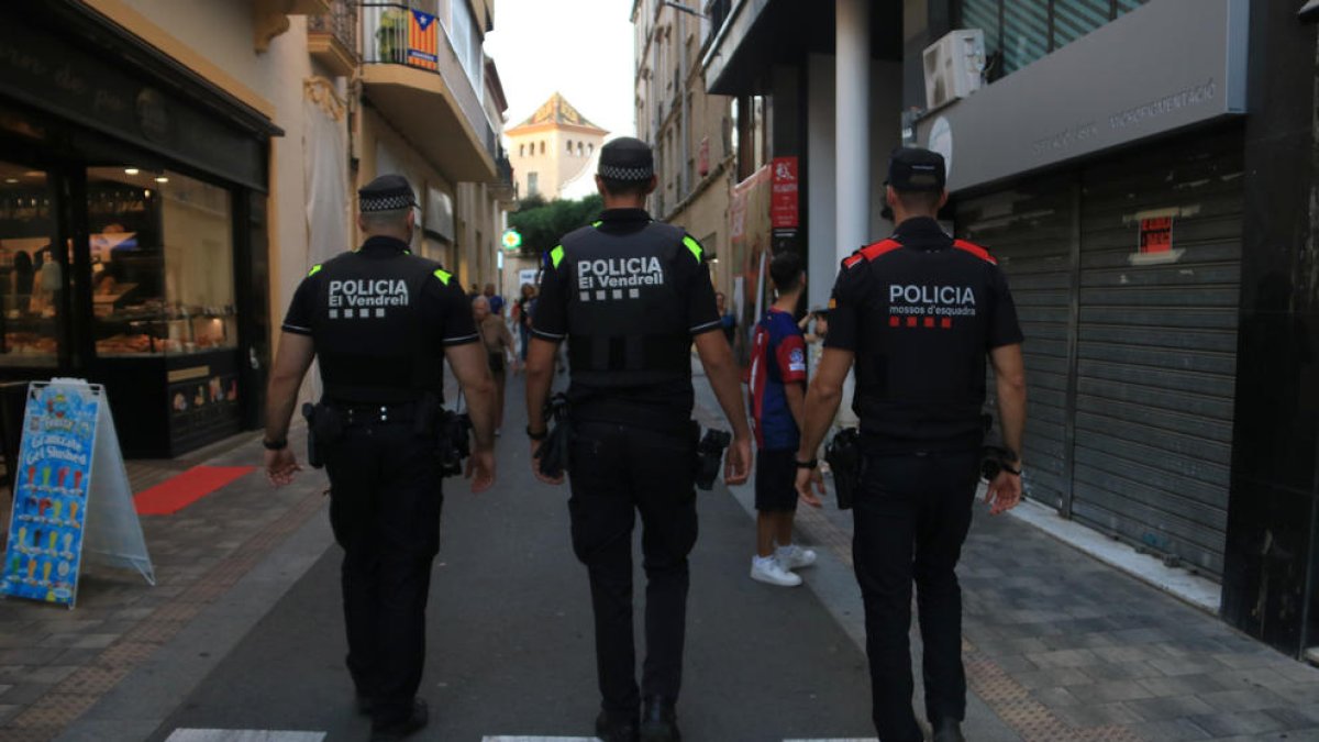 Patrullas mixtas de Mossos y Policía Local del Vendrell refuerzan la vigilancia durante la feria de Santa Teresa