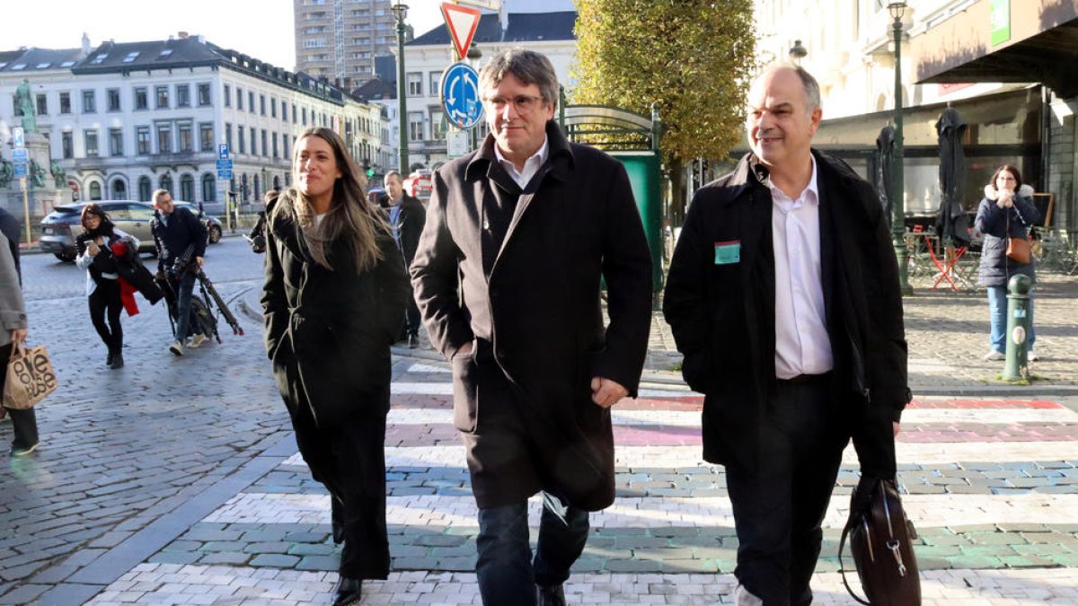 Puigdemont, sobre el disturbis a Madrid: «A quina hora surt el rei a fer el missatge ordenant anar 'a por ellos'?»