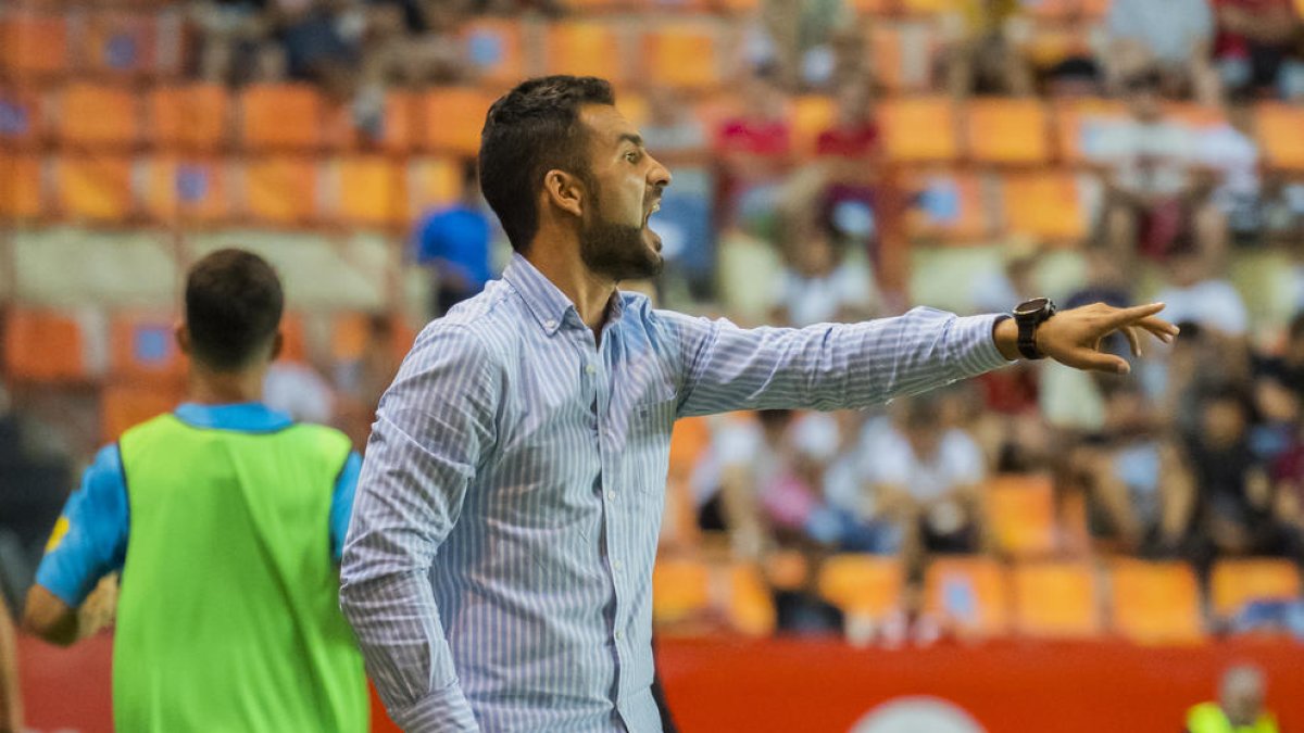 Dani Vidal agita la vareta: cada substitució és clau per a la victòria