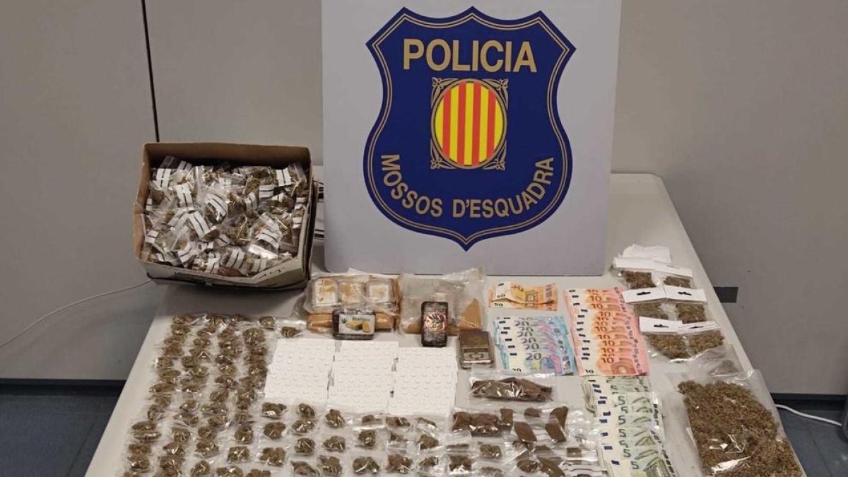 Badalona: Detenen un noi de 19 anys amb quasi 2 quilos d'haixix dosificat per vendre