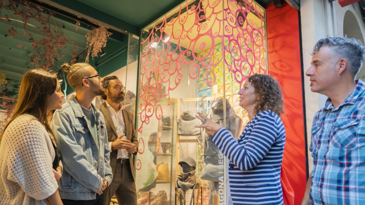 Los escaparates de los comercios de Tarragona se suman a la lucha contra el cáncer de mama