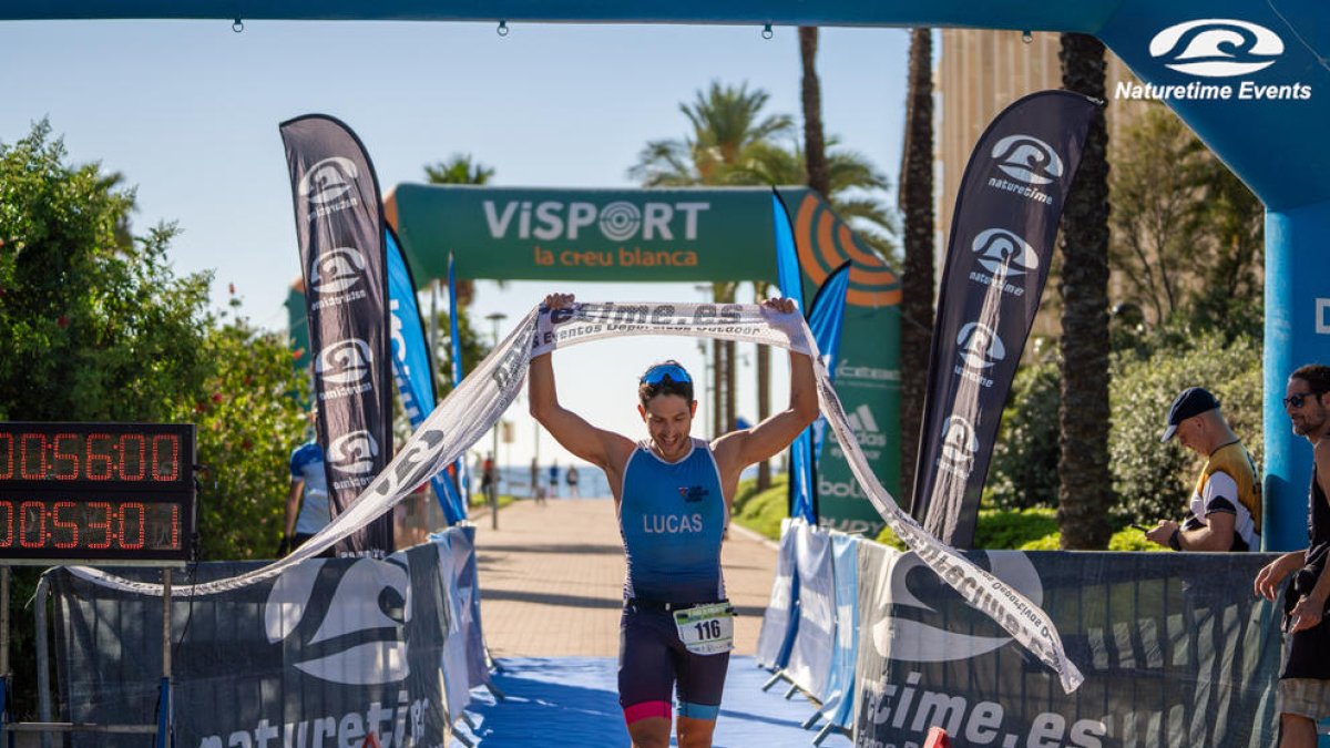 Judith Mirete y Lucas Saeid ganan el Triatlón Sprint Cross de la Pineda Platja