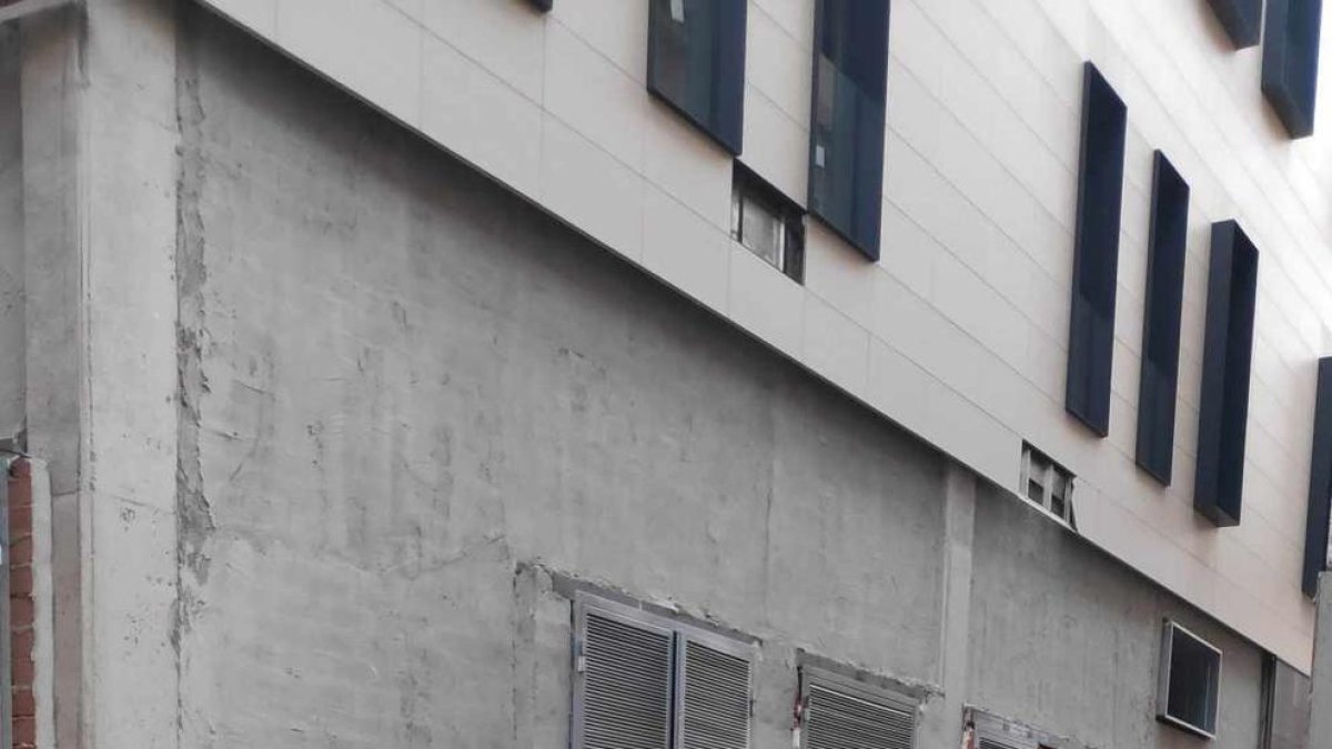 Retiran los contenedores móviles de la calle Montserrat de Reus con Hospital