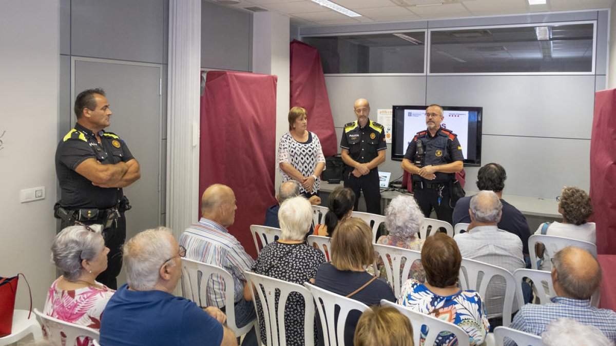 La Gent Gran de Constantí rep consells sobre seguretat i autoprotecció