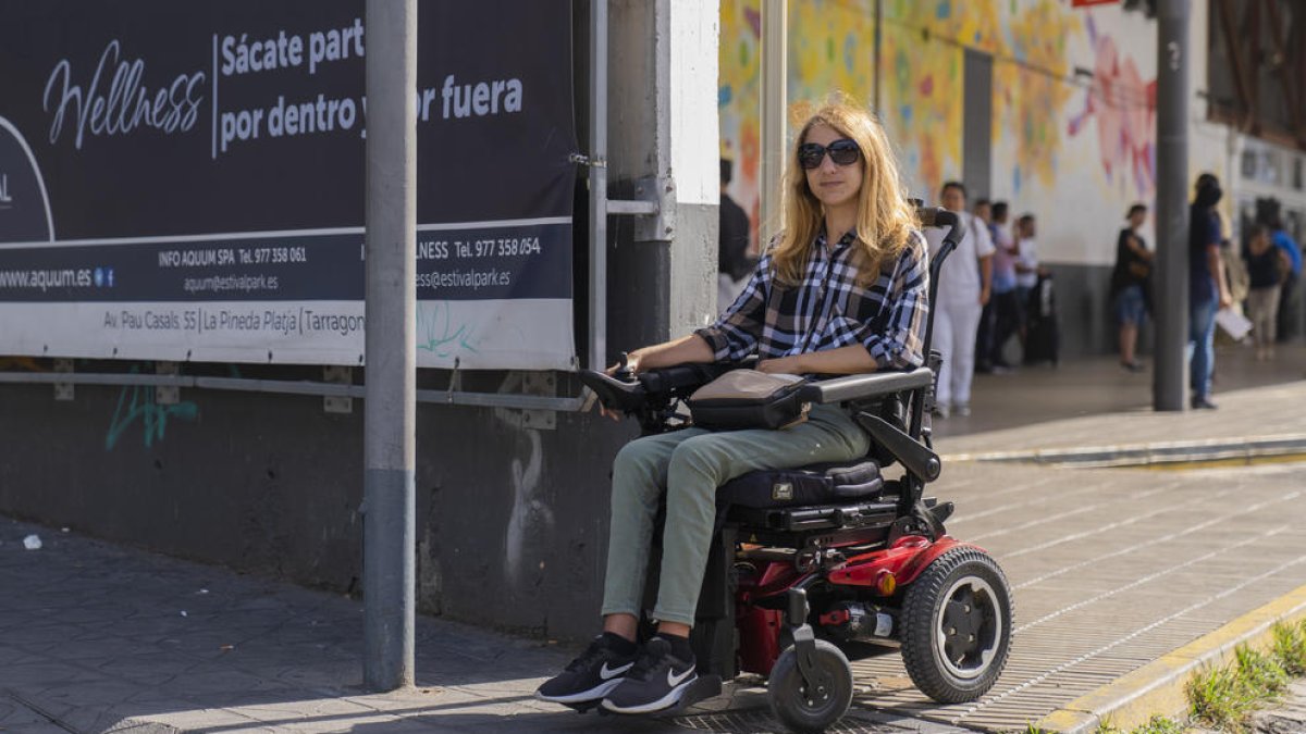 «A menudo tengo que cambiar de calle en Tarragona para buscar un itinerario accesible»