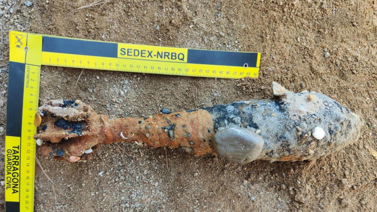 Localitzada una granada de morter intacta a la platja Llarga de Tarragona