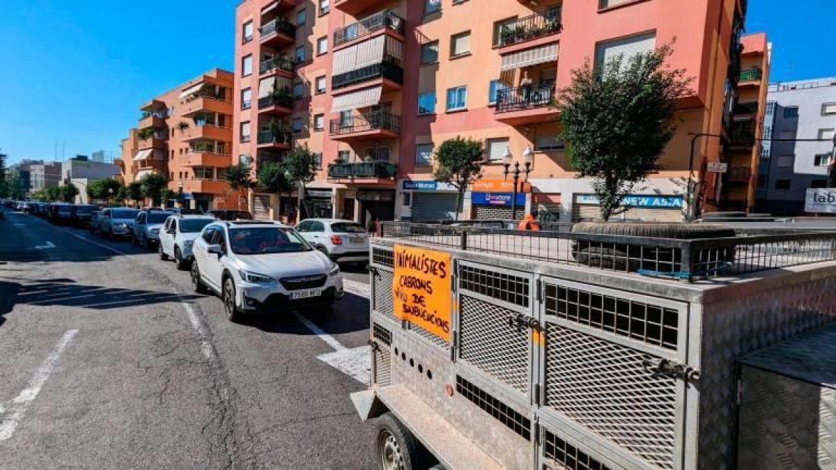 La Asociación de Perreros de Cataluña reivindica sus derechos con una marcha lenta  en coche por el centro de Tarragona