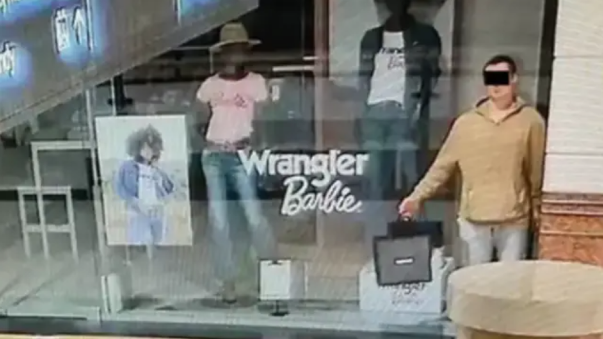 Finge ser un maniquí durante horas, sin que nadie se diera cuenta, para robar en una tienda