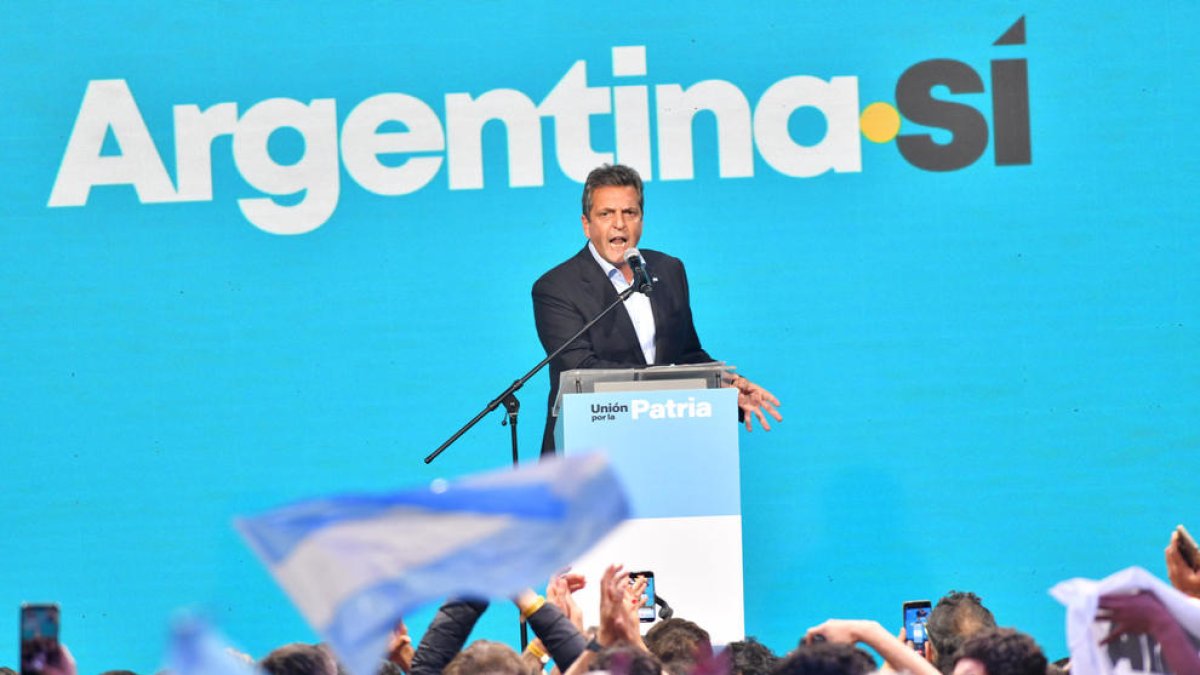 El continuista Sergio Massa se impone al ultraderechista Javier Milei en la primera vuelta de las elecciones argentinas